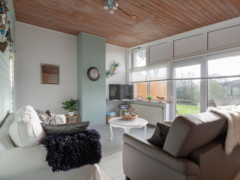 Cozy Bungalow With Patio