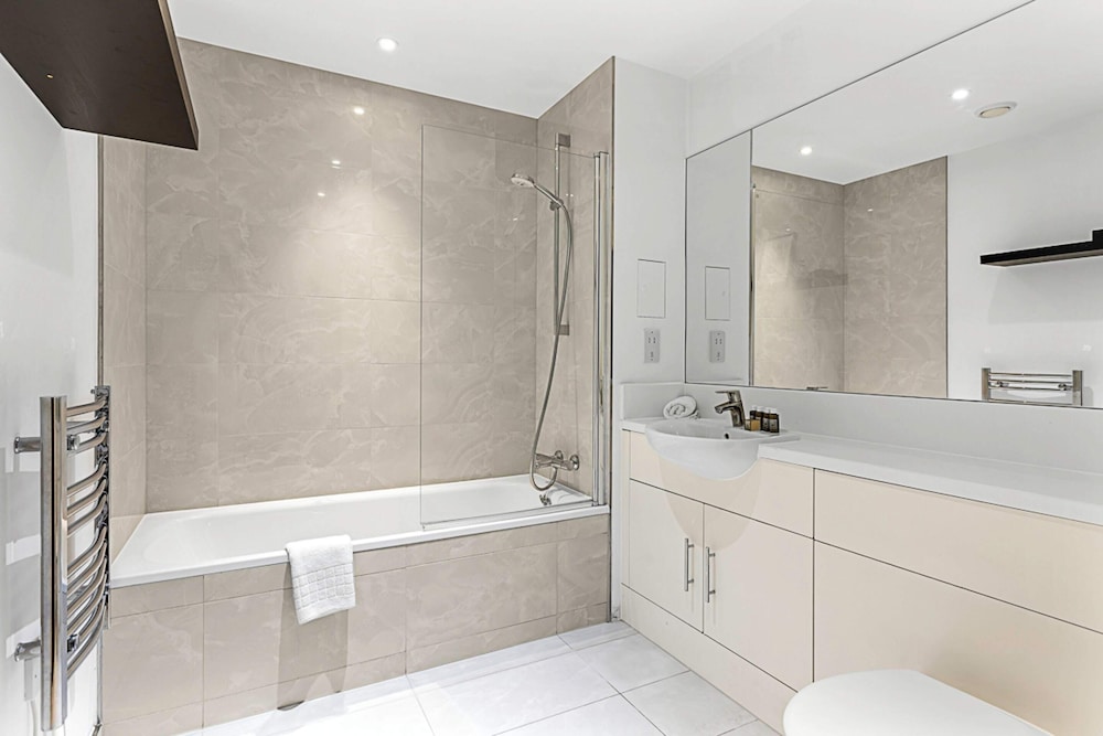 Stylish Flat In Battersea Reach