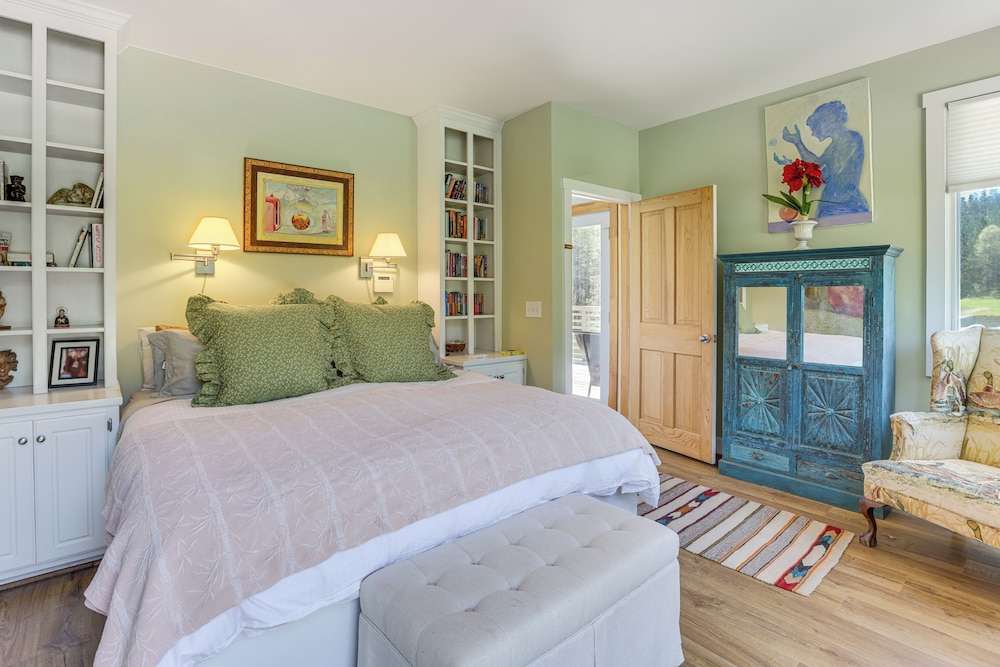 2 Docks + Paddleboard: Lakefront Alabama Retreat!