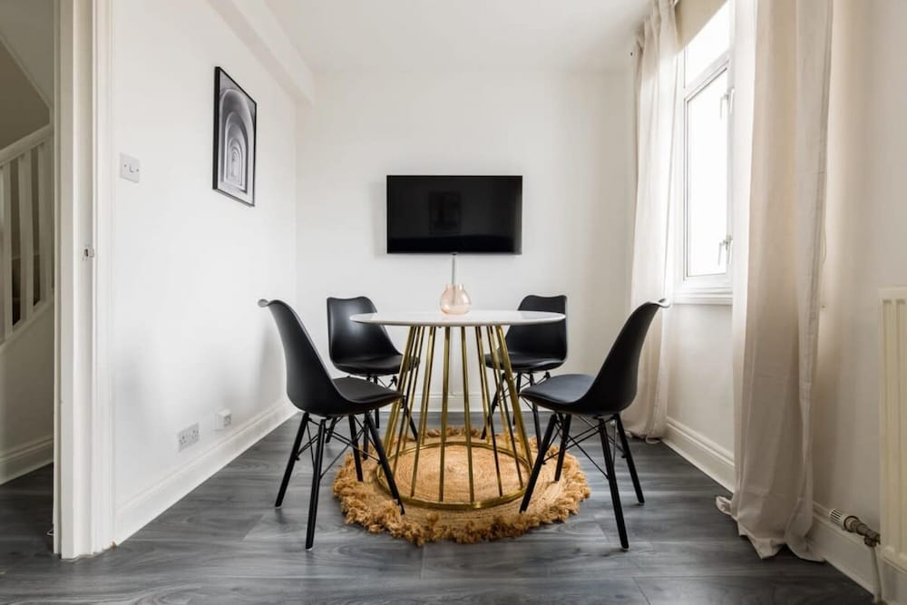 Stylish 2 Bedroom Apartment - Shepherd s Bush