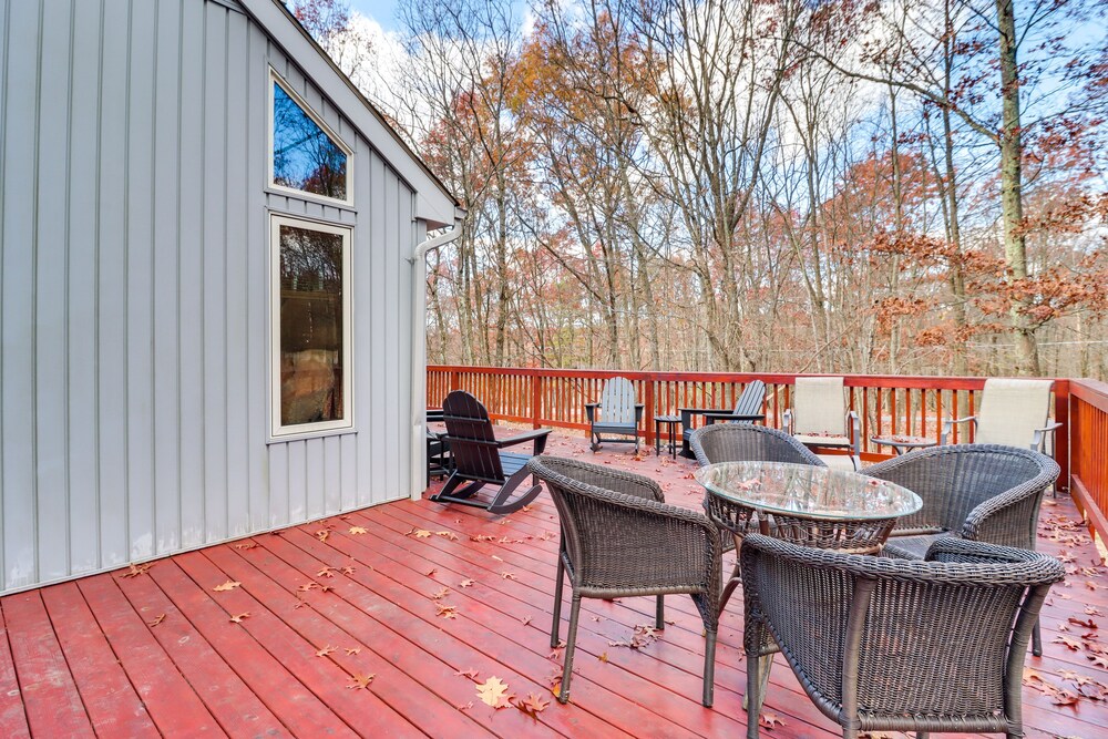 Pocono Mountains Retreat w/ Pool Table & Hot Tub!