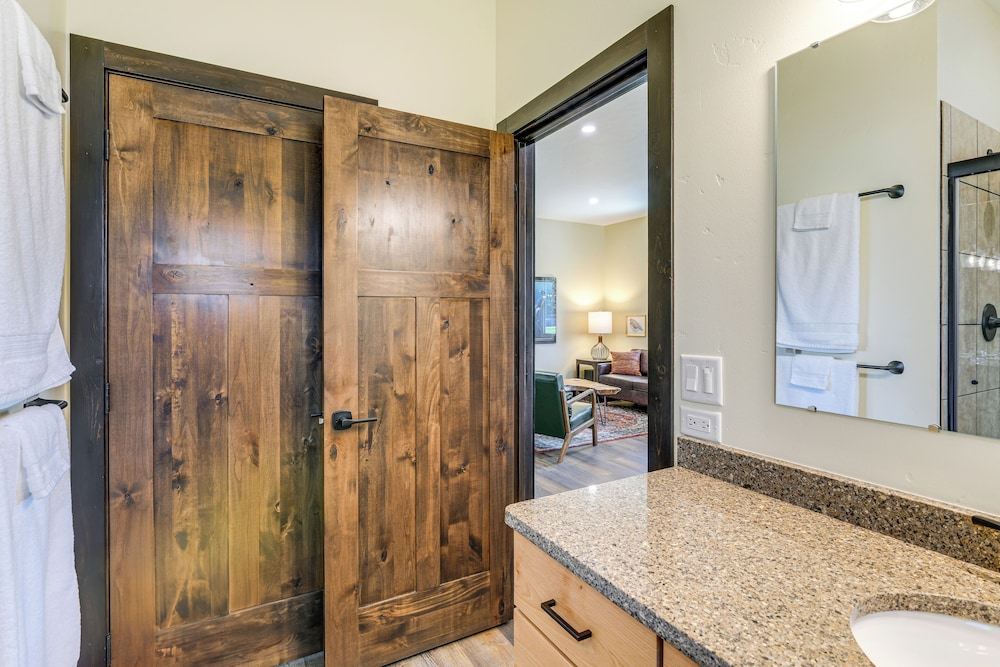2 Mi to Dtwn Palmer: Custom Valley Home w/ Garage