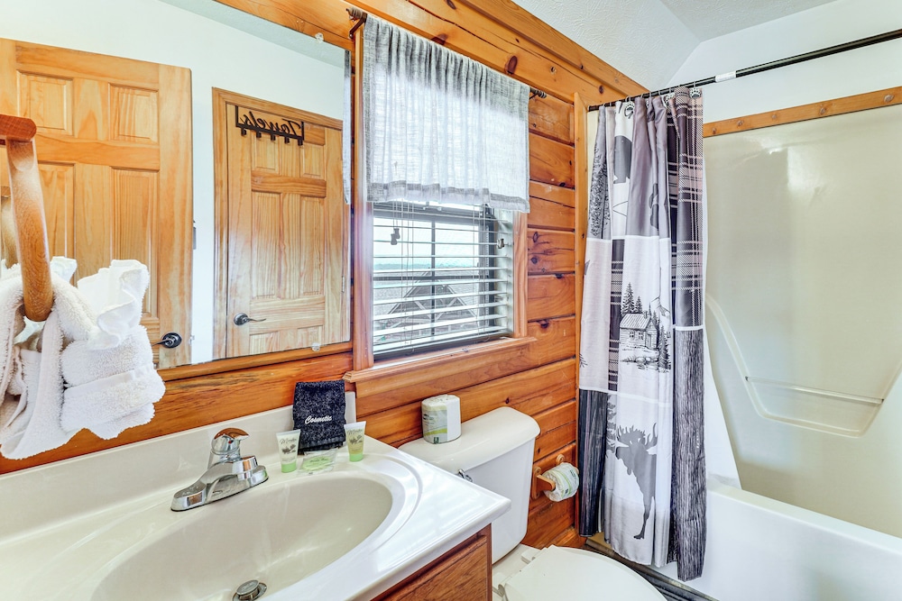 Hot Tub & Game Room: Sevierville Family Cabin!