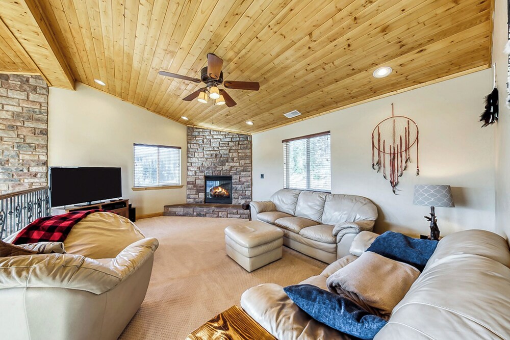 Cozy 4BR Mountain View Fireplace Deck