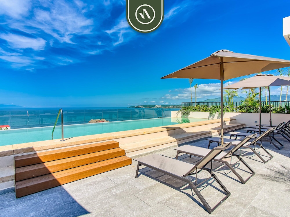 New 1 BR Condo With Amazing Rooftop Pool - Jacuzzi