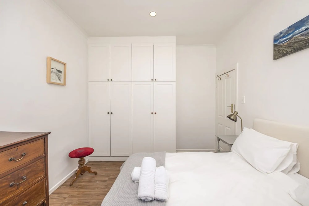 Amazing 2 Bedroom Apartment With Mountain Views on Kloof Street view 5