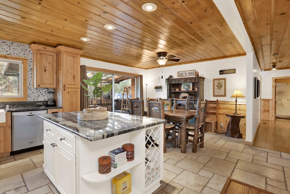 Entertainment Cabin #610
