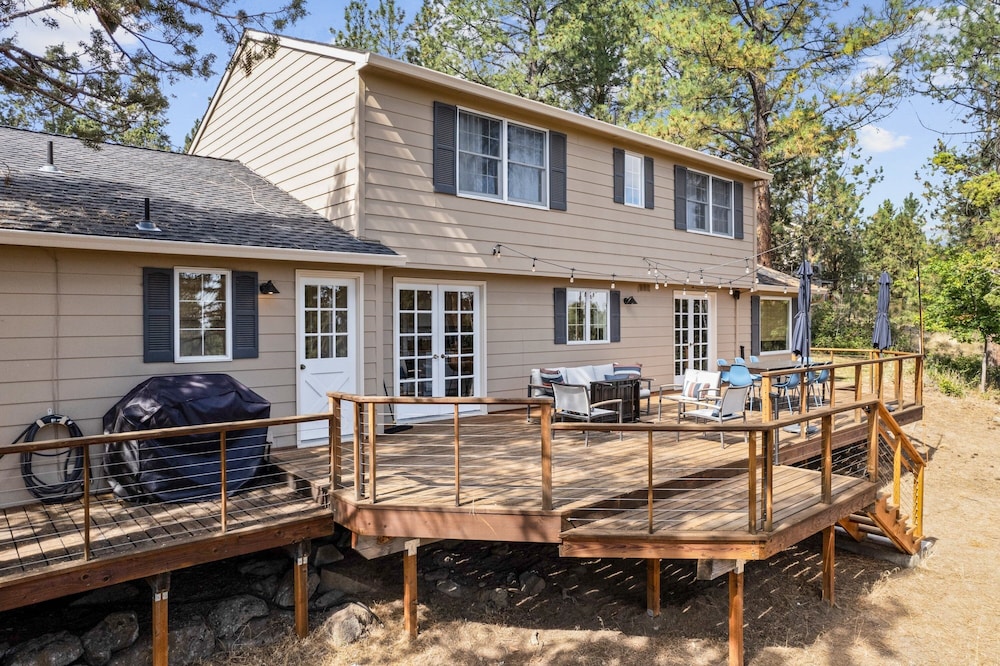 Serenity On 6th 30 Day Minimum 4 Bedroom Home by RedAwning