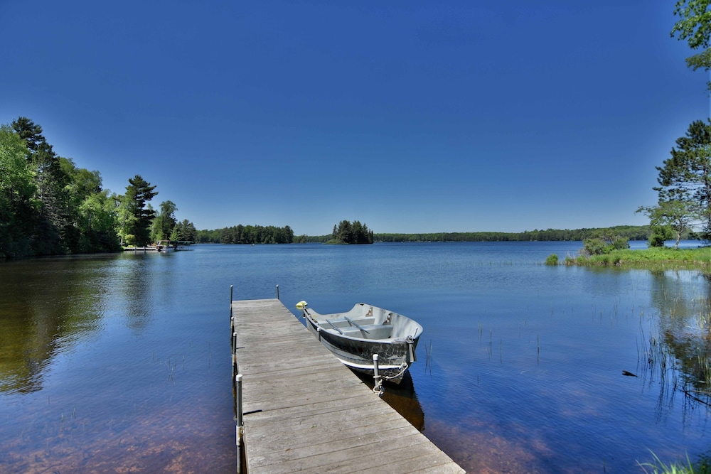 Butler's Bay Teal Lake 4 Bedroom Hotel Room by RedAwning