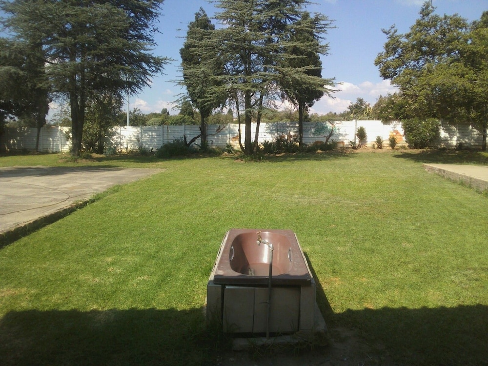 Fourways Backpackers Lodge view 5