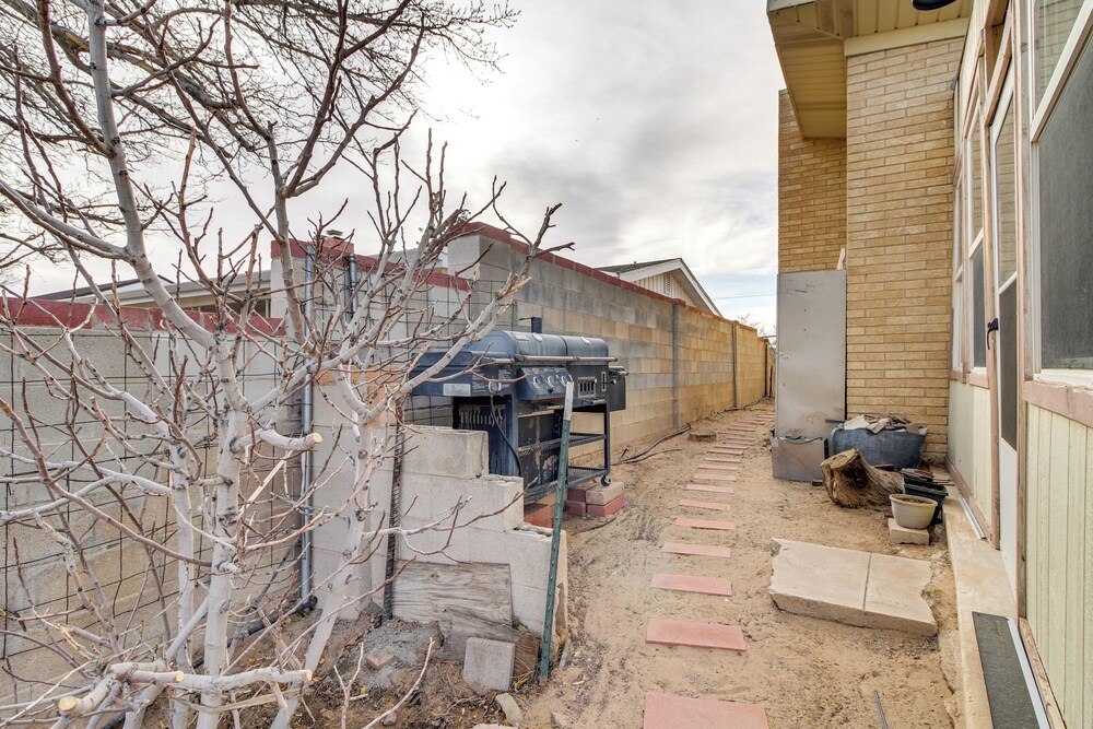 Mtn Views, Patio + Grill: Family Home, 6 Mi to UNM