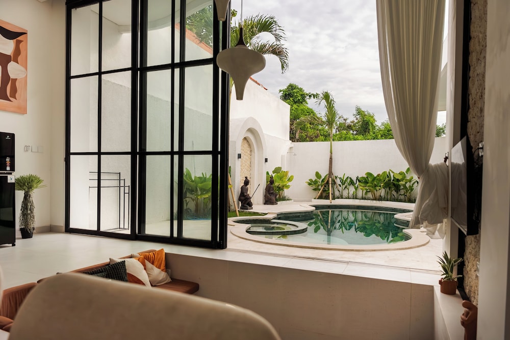 Tropical 2BR Private Villa, 6min Pererenan Beach