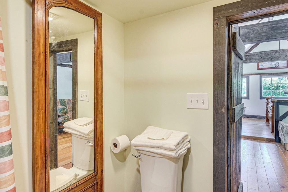 Creekside Milford Studio w/ Gas Grill + Mtn Views!