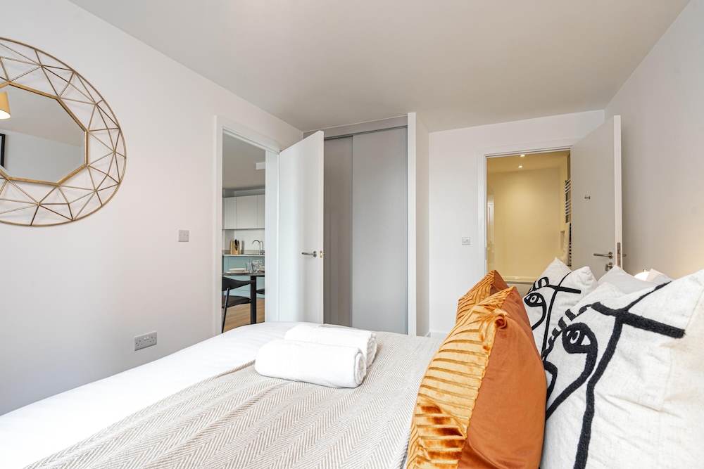 Spacious Central Apartment view 4