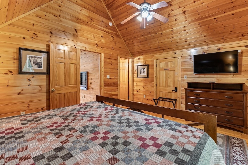 Triple Mountain View Stunning 4 BDR Cabin w/ Private Hot Tub, Game Room