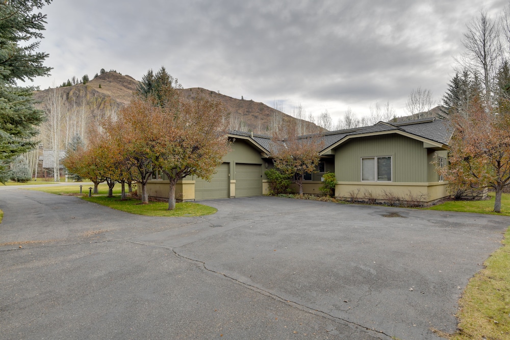 2 Mi to River Run Day Lodge: Family-friendly Home view 3