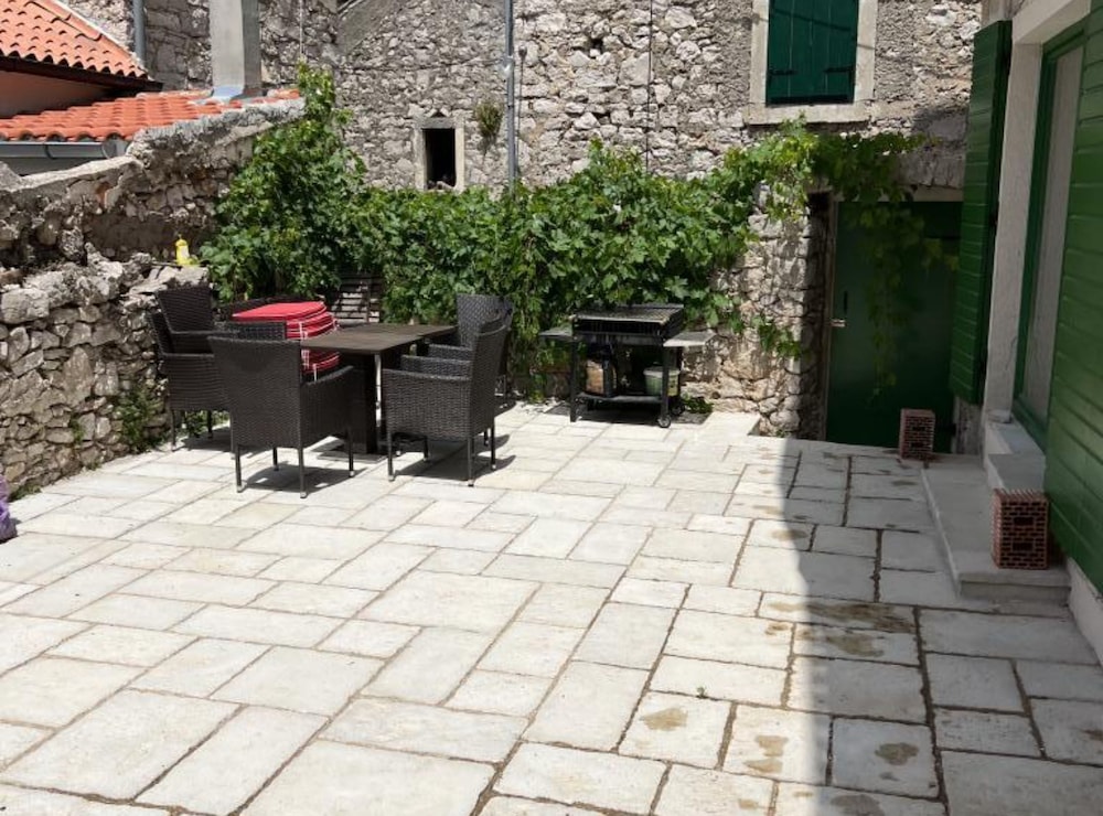 Apartments Stone House Murter