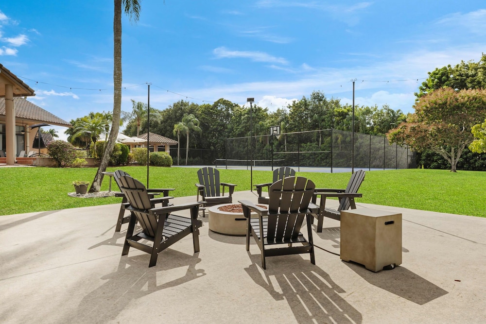 Grand 6BR Plantation Estate w/ Tennis & Pool