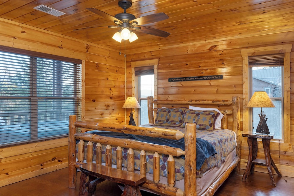 A View for All Seasons by Avantstay 12bdr w/ Game Room, Hot Tub, Movie Theater, Deck Views
