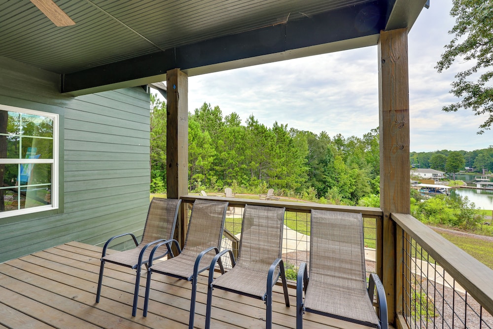 Walk to Lake Martin: Water-view Retreat w/ Deck!