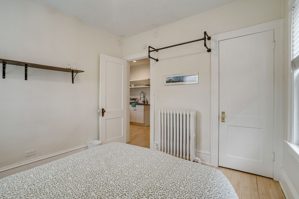 Bright Minneapolis Apartment - 1 Mi to Downtown!
