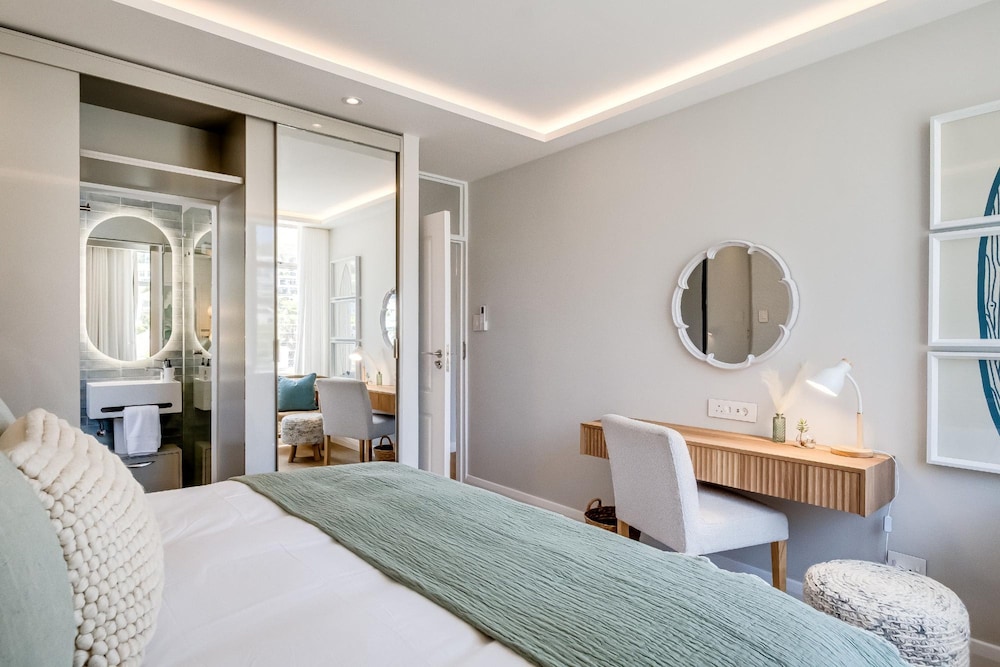 Apartment w Sea Views by Camps Bay Beach Kyanos