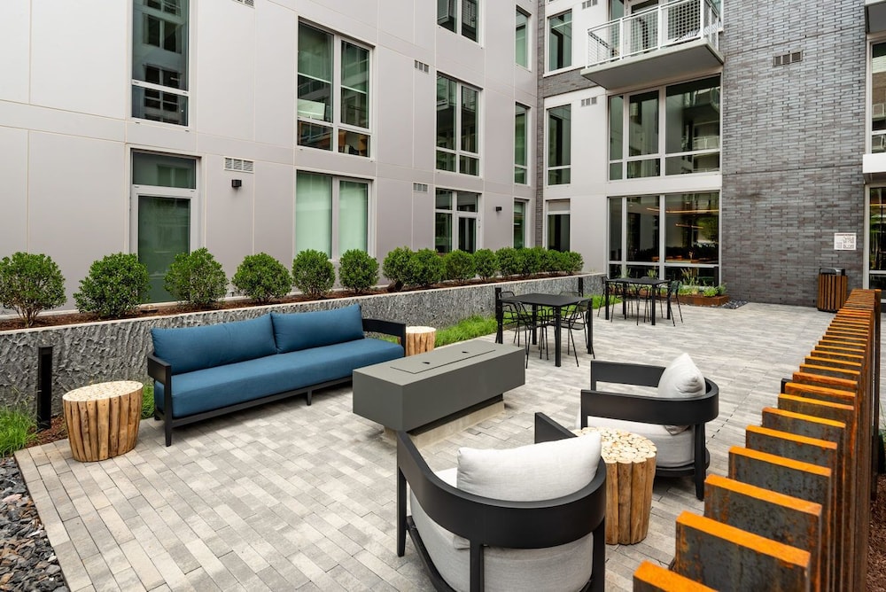 Clarendon Apt Near Subway