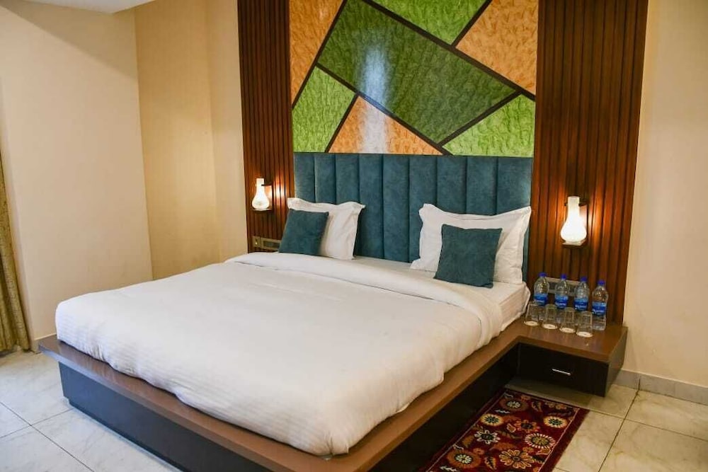 Hotel Leosh Lansdwone