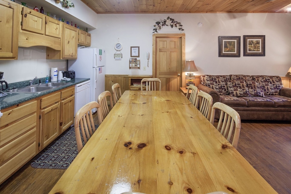Er202 - Now And Forever Great Location! - Close To Town! 4 Bedroom Cabin by RedAwning view 4