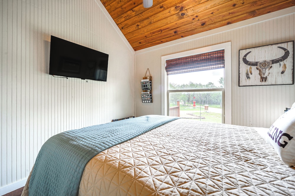 8 Mi to Dtwn Wimberley: Cabin Retreat on 5 Acres!