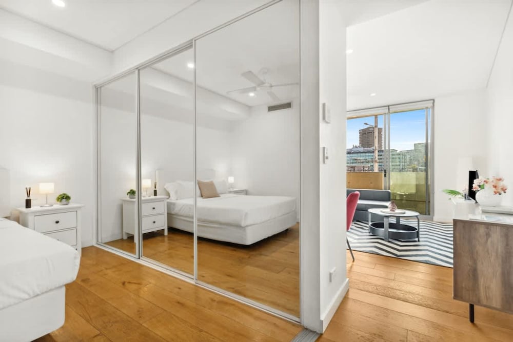 Central Modern 1 Bedroom With Air-con Balcony