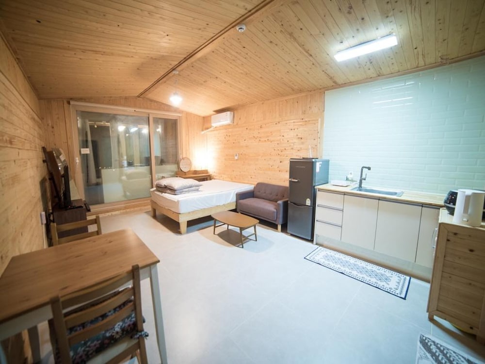 Jeju Haebaragi Pension