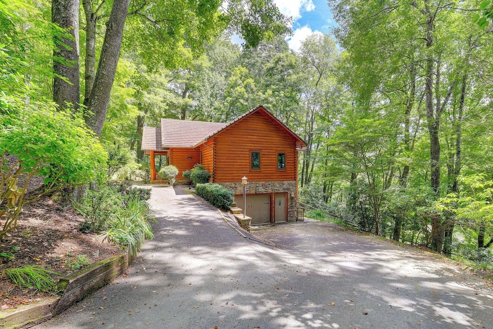 Near Boone-custom Built Cabin: 3 BR 3 BA W/hot Tub