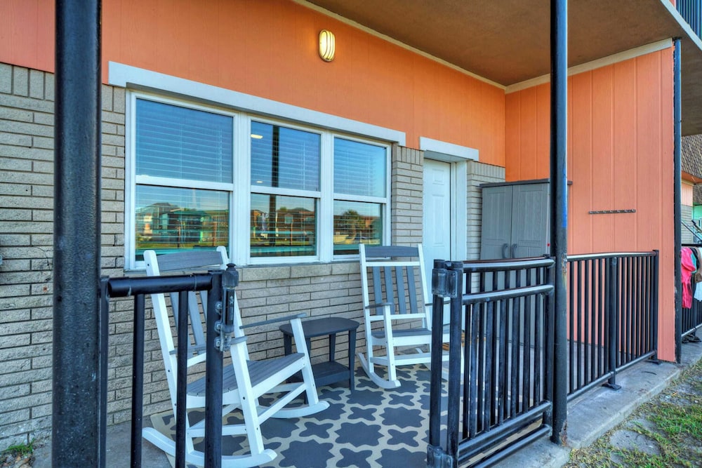 Steps to Sandfest 2 Condos in Beachfront Complex w/ Pool, Pickleball/tennis