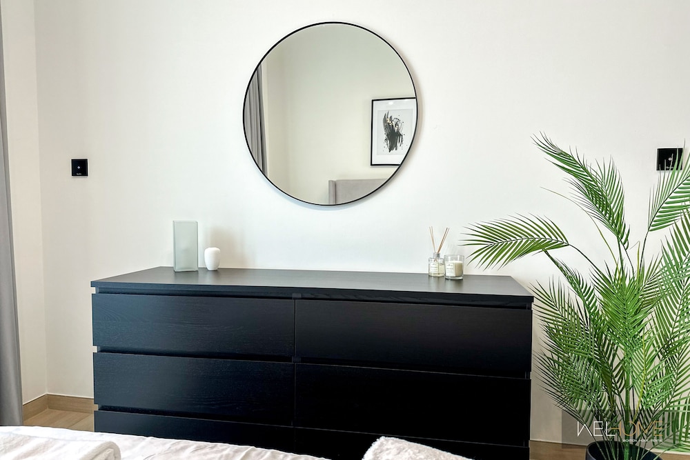 WelHome - Dubai Delight: Luxe Living 1BR at Binghatti Luna