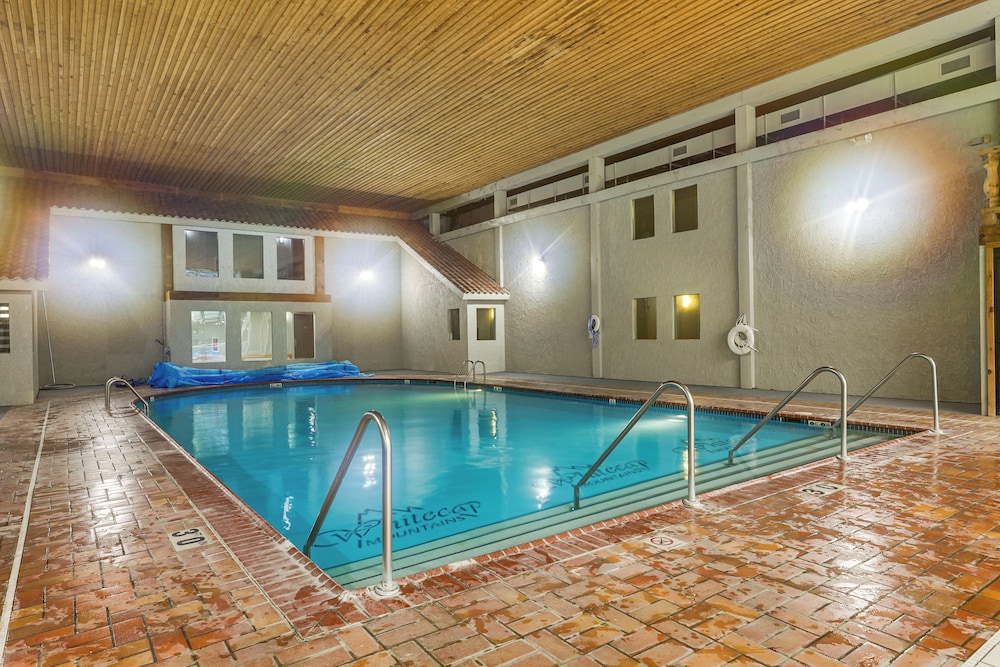 Ski-in/ski-out Condo in Upson - Walk to Lake