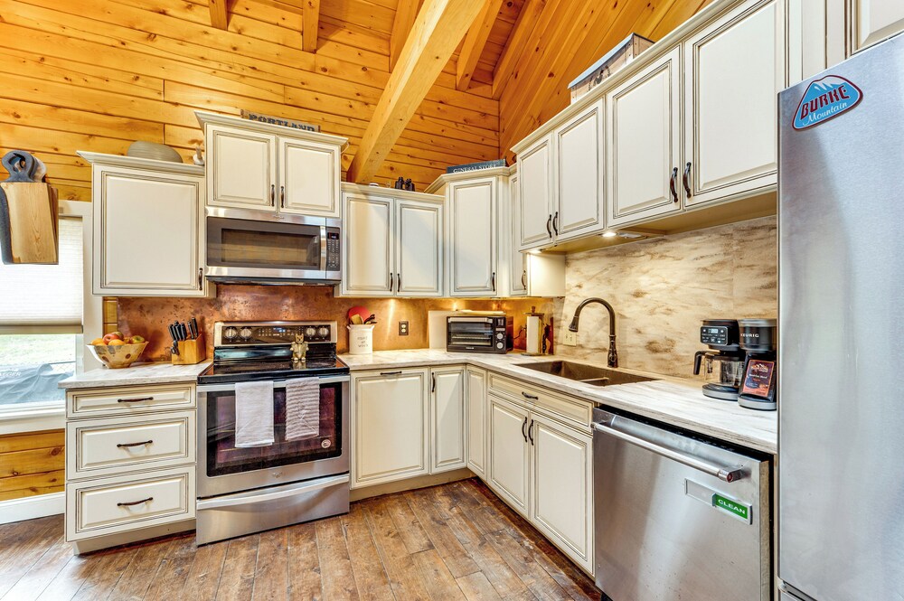 8 Mi to Kingdom Trails: Spacious Home w/ Game Room