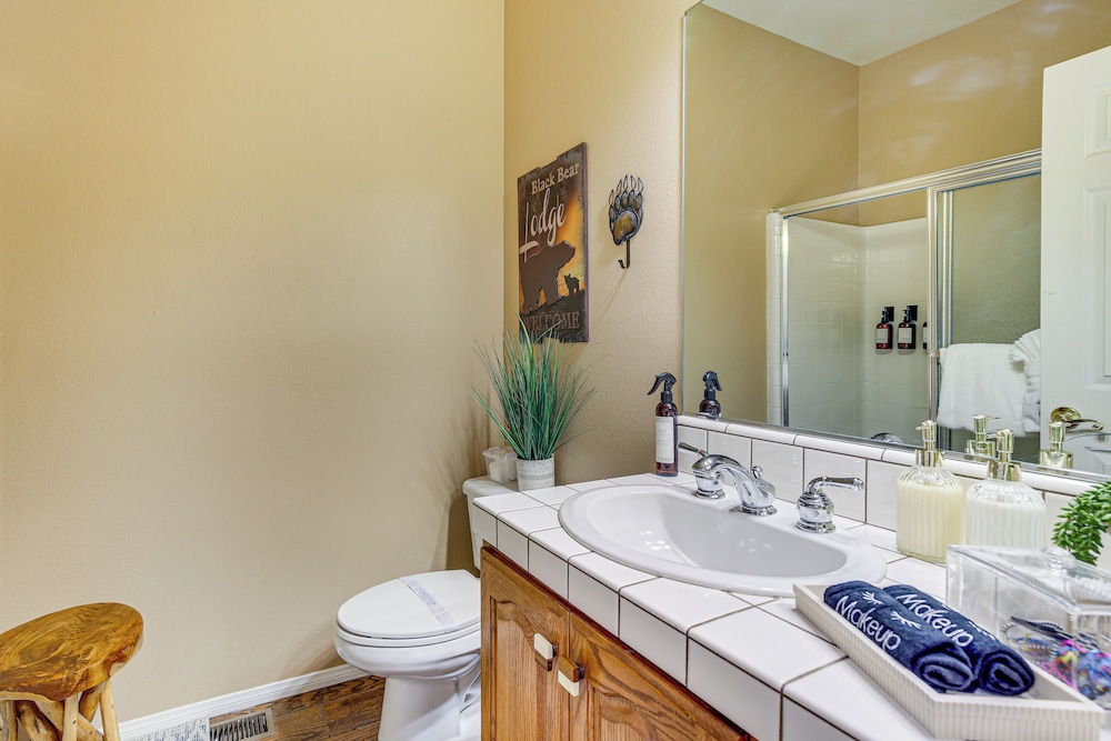 Family-friendly Home w/ Hot Tub in Big Bear!