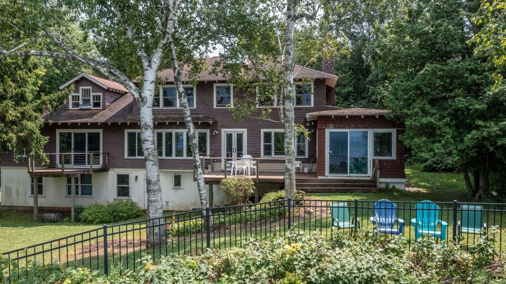 Camp Roosevelt 5 Bedroom Cottage by RedAwning