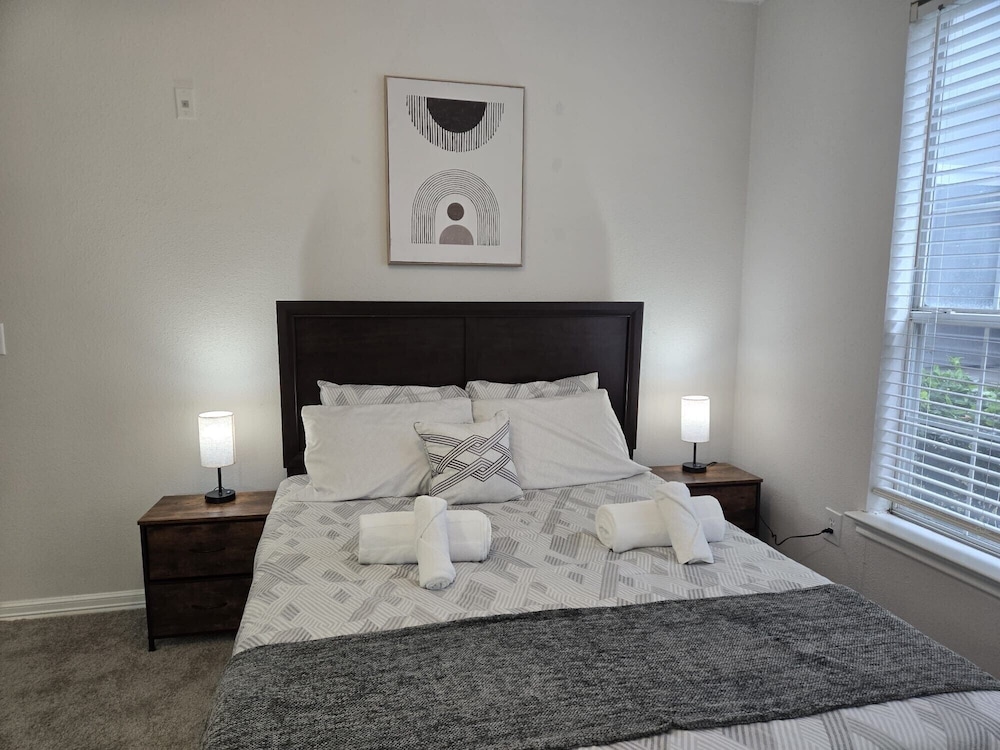 Apartment - Sleeps 5 - Pool - Parking - Gym - Image 5