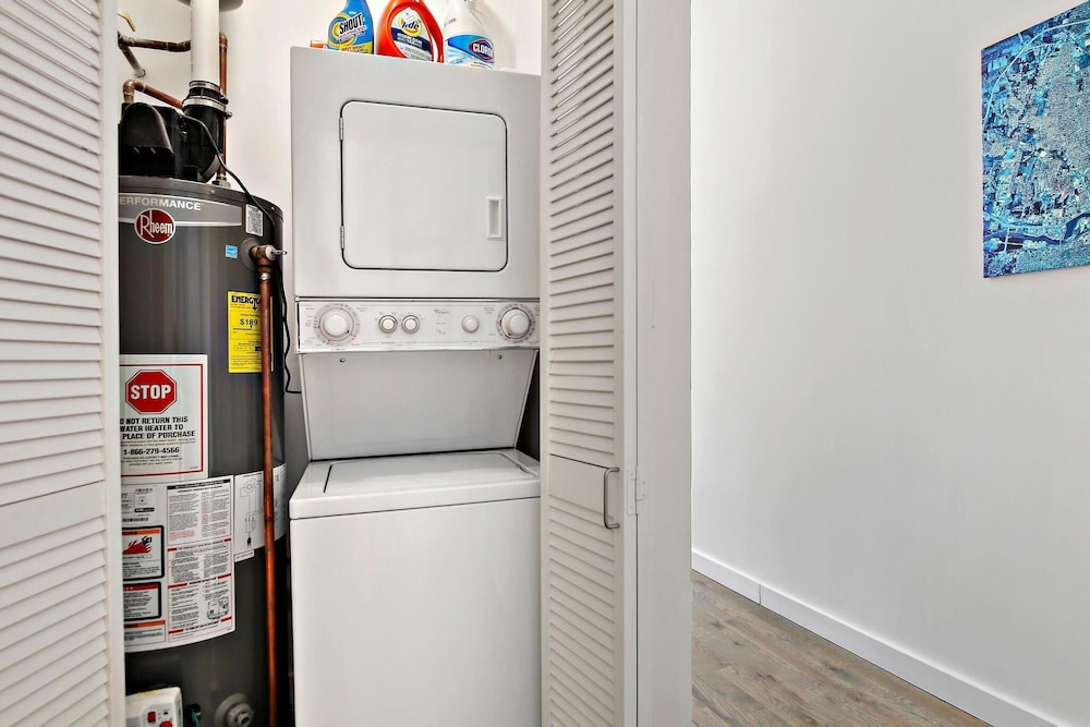 Luxe 1BR Apt - Lake 204 rep - Image 5