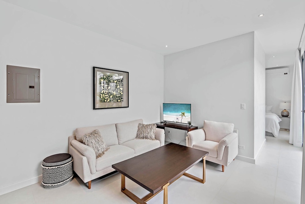 Modern Garden Villa with Private Pool, Outdoor Kitchen & Separate Casita Near Playa Potrero