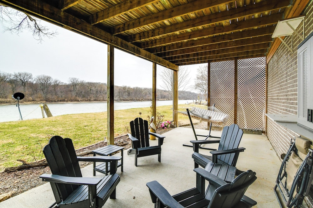 6 Mi to Dtwn Pella: Riverfront Cabin w/ Game Room!