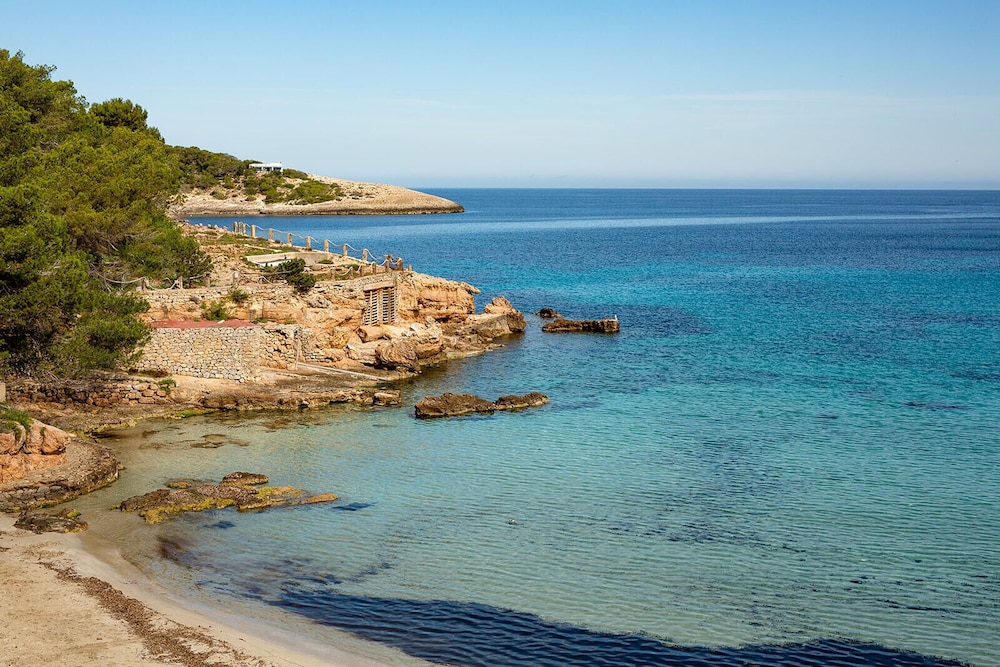 Hotel Hostal La Cigüeña - Image 1