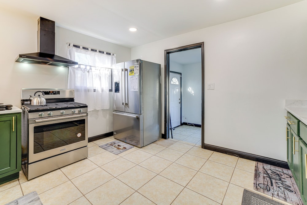 3 Mi to Hard Rock Casino: Charming Home in Gary!
