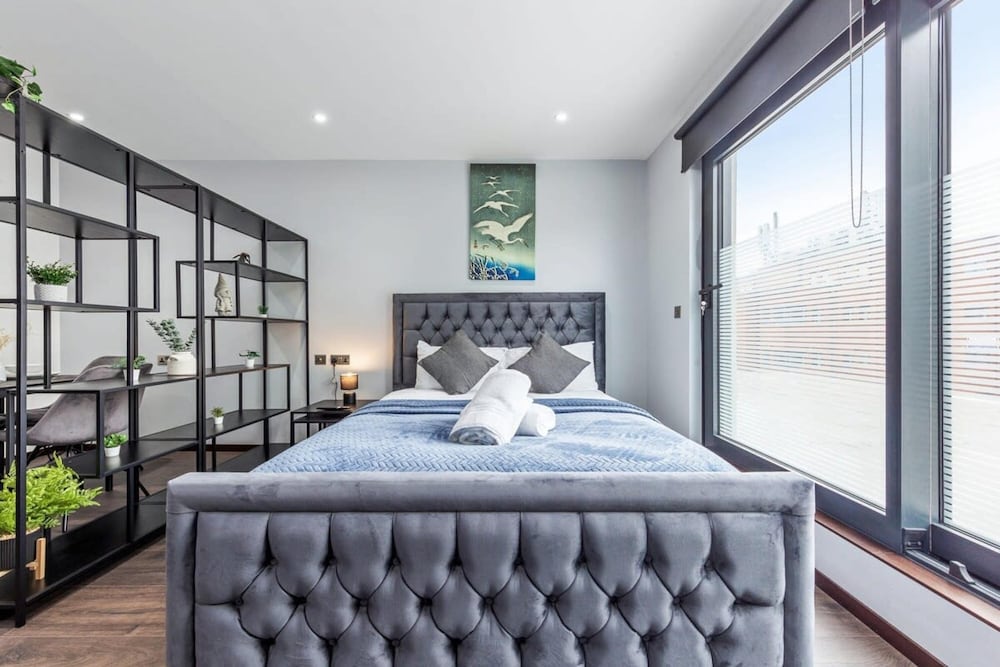 Serviced Modern Luxury Flat Near Central London