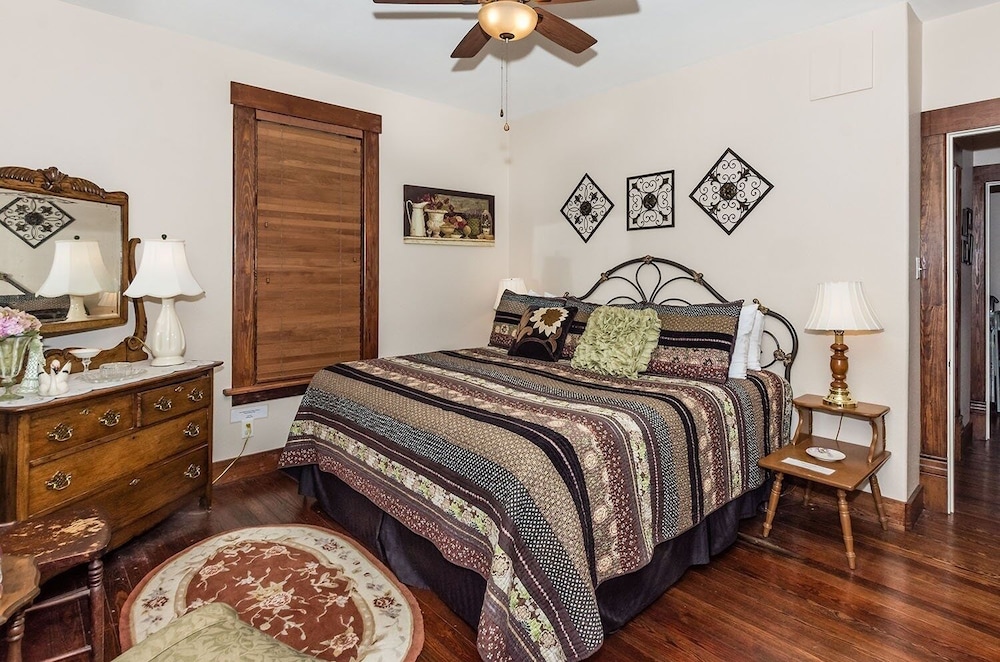 Mistletoe House 2 Bedroom Home by Redawning view 5