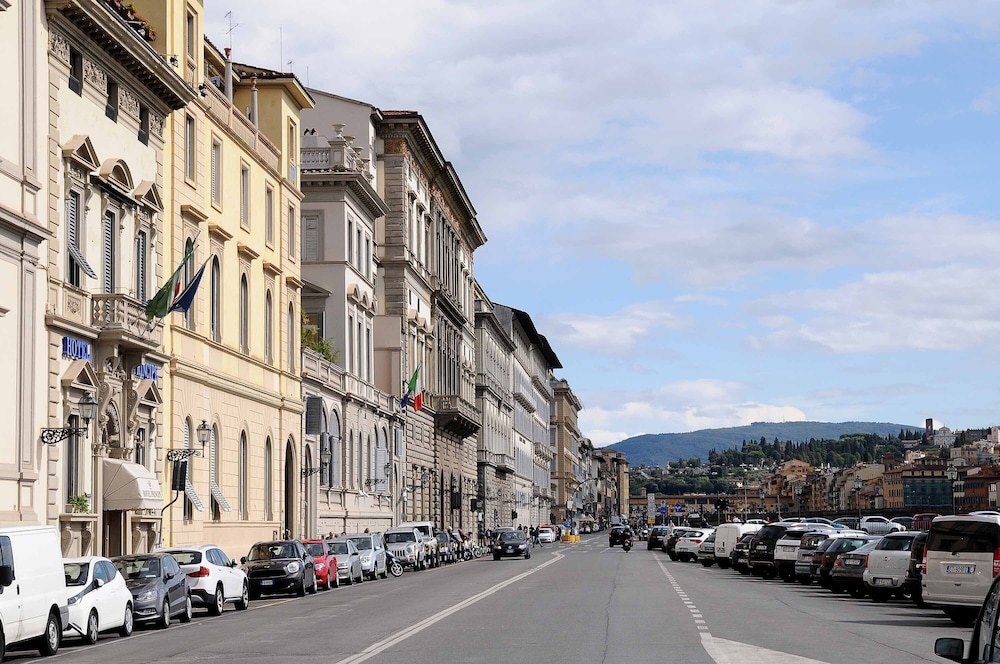 Charming Studio Apartment in Front of the Arno River