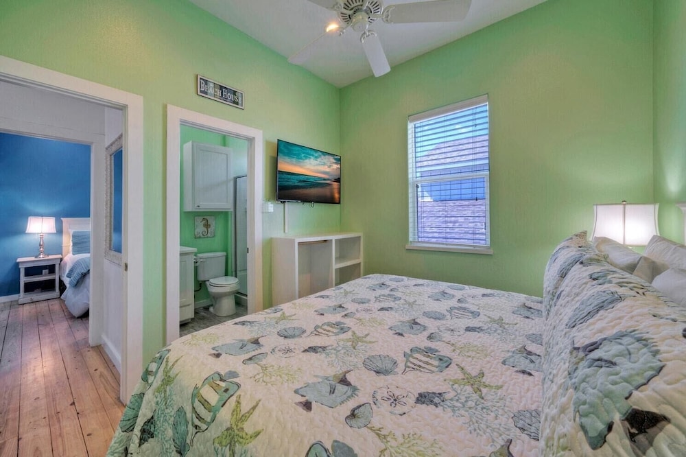 2 Blocks to the Beach, Pool, Patio w/ Bar Awave From it All by Avantstay view 3