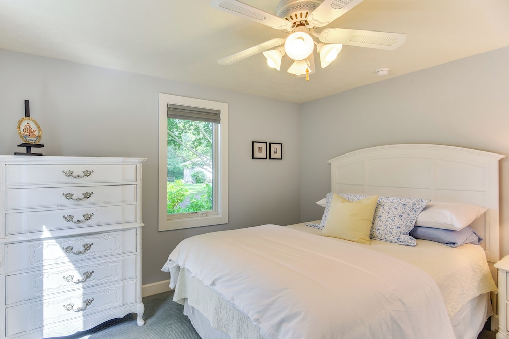 Coastal-modern Home < 3 Mi to Charlestown Beach!